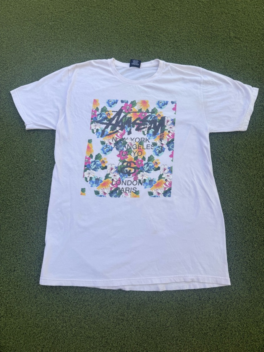 MODERN DESIGNER SKATER FRONT LOGO 2000s STUSSY MADE IN MEXICO WHITE FLORAL TEE